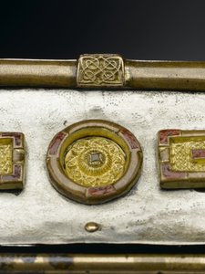 मोनिमस्क रिक्वेरी, c.8वीं शताब्दी ईस्वी (कांस्य, चांदी, लकड़ी, तांबा मिश्र धातु, कांच, तामचीनी) द्वारा स्कॉटिश स्कूल
