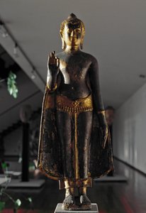 लोपबुरी शैली: अभ्यासमुद्रा बुद्ध (मूर्तिकला