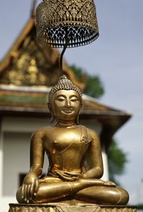 फ्रा बुद्ध सिहिंग नए साल के जश्न (कांस्य) के दौरान उपासकों के संपर्क में आया