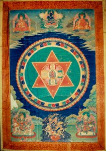 मंडला दे वज्रवरमी देवी नृत्य करती हैं (केंद्र में) इसके नाम का अर्थ है "" अदम्य लाई""। तिब्बत