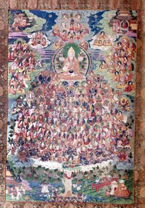 महान सुधारक त्सोंग का पा (वह व्यक्ति जो प्याज की घाटी से आया था)। १३५८ में पूर्वी तिब्बत में अमदो प्रांत में जन्मे, गदेन और सेरा के मठों का निर्माण किया, एक सख्त लिटर्जिकल सुधार की शुरुआत की और मठवासी नियमों का पालन किया। द्वारा स्कूल तिब्बती