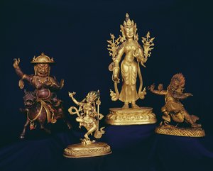 तिब्बती आंकड़े: वज्रवरही एक मानव लाश पर नृत्य करते हुए; पद्मपारी की आकृति; बेग-त्से का आंकड़ा; घोड़े की सवारी करते हुए डैम-कैन डोर-जे लेग्स-पा का चित्र