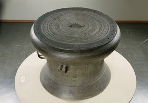 ड्रम, डोंग सोन शैली, दूसरी-पहली शताब्दी ईसा पूर्व (कांस्य) (232894 भी देखें)