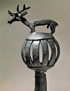 कला सीथियन (सीथियन सभ्यता या सीथिया): कांस्य टैंक आभूषण एक हिरण की आकृति के साथ सबसे ऊपर है। 7वीं - छठी शताब्दी ईसा पूर्व की वस्तु। सेंट पीटर्सबर्ग, हर्मिटेज संग्रहालय द्वारा स्काइथियन