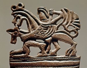कला सीथियन (सीथियन या सीथियन सभ्यता): ग्रिफिन पर अपोलो - चौथी शताब्दी ईसा पूर्व - कांस्य टैंक आभूषण - हर्मिटेज संग्रहालय, सेंट पीटर्सबर्ग द्वारा स्काइथियन