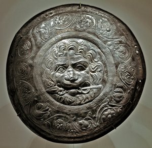कला सीथियन (सीथियन या सीथियन सभ्यता): रोस्तोव क्षेत्र के मुहाने में एक भाले के साथ शेर के सिर का प्रतिनिधित्व करने वाला चांदी का आभूषण। सरमत कला, दूसरी - तीसरी शताब्दी ईसा पूर्व। सेंट पीटर्सबर्ग का हर्मिटेज संग्रहालय।
