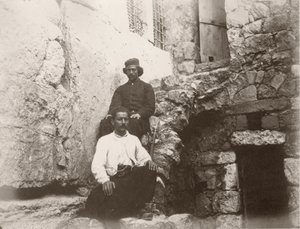यरूशलेम के मंदिर माउंट की पश्चिमी दीवार में बार्कलेज़ गेट के लिंटेल के बगल में दो आदमी, 1866