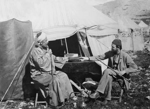 याकूब एस शेल्बी, यॉर्क, सामरिया जिला, फिलिस्तीन, 1867 के आर्कबिशप के लिए सामरी प्रार्थना की एक पुस्तक के साथ कप्तान सी। वारेन को प्रस्तुत करता