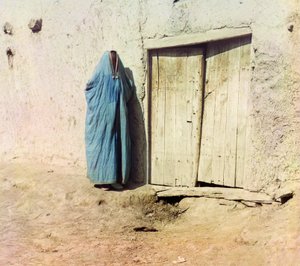 बुर्का पहने एक उज़्बेक या ताजिक महिला, c.1910 (रंगीन फोटो) द्वारा सर्गेई प्रोकुडिन गोर्स्की