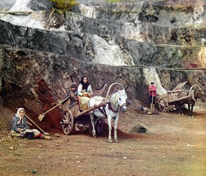 बाकलास्की खदान में काम करें: फावड़ियों और घोड़े की नाल वाली गाड़ियों के साथ एक परिवार, बाकली पहाड़ियों, लौह साम्राज्य, रूसी साम्राज्य, 1910 में लोहे की खदानों में काम करता है। द्वारा सर्गेई प्रोकुडिन गोर्स्की