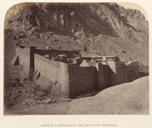 बैकग्राउंड में जेबेल मुसा के साथ कॉन्वेंट ऑफ सेंट कैथरीन