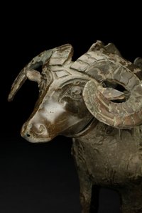 अनुष्ठान राम-रूप शराब पात्र, गोंग (कांस्य) द्वारा शांग राजवंश चीनी स्कूल