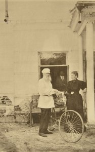 एक साइकिल, रूस, 1890 के दशक के साथ रूसी लेखक लियो टॉल्स्टॉय द्वारा सोफिया एंड्रीवाना टॉल्स्टया