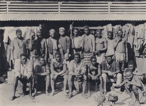 परिसर में एक समूह (बी/डब्ल्यू फोटो) द्वारा दक्षिण अफ्रीकी फोटोग्राफर