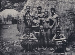 घर पर मूल निवासी (बी/डब्ल्यू फोटो)