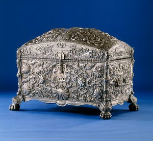 एक महत्वपूर्ण स्पेनिश औपनिवेशिक सिल्वर कॉफ़र, c.1800 (लकड़ी के आधार और लकड़ी के इंटीरियर के साथ चांदी)