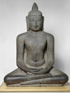 बुद्ध शाक्यमुनि ध्यान (ध्यानमुद्र) में बैठे, चोल काल, ग। १२ वीं शताब्दी (ग्रेनाइट)