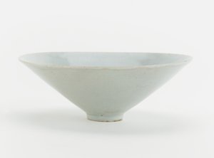 फीनिक्स और फूलों के ढाले डिजाइन के साथ बाउल, c.1200 (सिरेमिक)