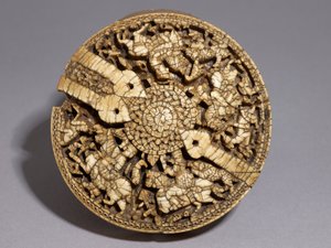 चार शिकारी और जानवरों के साथ सजाए गए एक कंटेनर से ढक्कन, उमय्यद अवधि, 998-999 ई। द्वारा स्पेनिश स्कूल