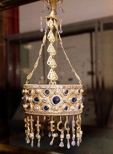 ग्वारेज़ार के खजाने से किंग रिकेश्विनथ (r.652-72) का वोट क्राउन, c.670 (सोना, रॉक क्रिस्टल, मोती और नीलम) द्वारा स्पेनिश स्कूल