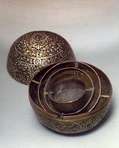 ओरिएंटल आर्ट: बर्ल परफ्यूम (बर्न-परफ्यूम्स) या हैंड वार्मर (हैंड वार्मर) सीरिया से, १५वीं सदी के अंत में, १६वीं सदी की शुरुआत में। तांबे के मिश्र धातु को गंभीर सजावट, छेदों, सोने, चांदी और काले पेस्ट के साथ अंकित किया गया। पेरिस, मुसी डू लौवरे