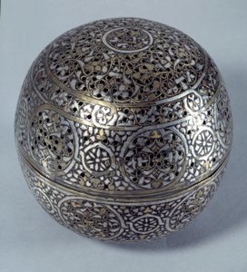 ओरिएंटल आर्ट: सीरिया से फ्रूले परफ्यूम (बर्न-परफ्यूम) या हैंड वार्मर (हैंड वार्मर), 15वीं सदी के अंत में, 16वीं सदी की शुरुआत। तांबे के मिश्र धातु को गंभीर सजावट के साथ अंकित किया गया, छेद किया गया, सोने, चांदी और काले पेस्ट के साथ जड़ा गया। पेरिस, मुसी डू