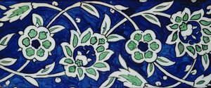 Peonies और rosettes के साथ टाइल (रंगीन अंडरलेग के साथ मिट्टी के बरतन) द्वारा सीरियाई स्कूल