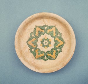 चाइनीज़ डिश, रंग को रोकने के लिए उठी लाइनों के साथ, तांग राजवंश, 618-906 (मिट्टी के बरतन)