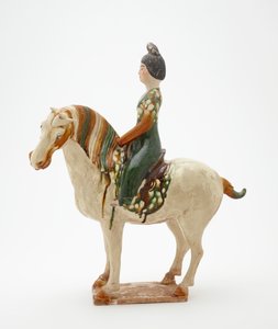 घोड़े पर बैठी महिला, तांग राजवंश, c.700-750 (सीड-सिलिकेट ग्लेज़ और चित्रित विवरण के साथ मिट्टी के बरतन)