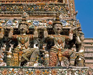 मंदिर के CCaryatids वाट अरुण द्वारा थाई स्कूल