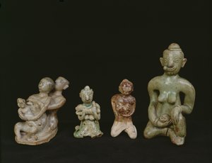 एक माँ और बच्चे की मूर्तियाँ (टेराकोटा) द्वारा थाई स्कूल
