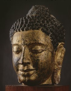 बंद आँखों के साथ विशालकाय बुद्ध का सिर, श्रीविजय शैली