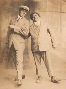 हथियार जोड़ने वाले दो पुरुषों की तस्वीर, 1910 - 1920 के दशक। द्वारा बेल स्टूडियो
