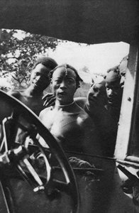 पहली बार श्वेत महिला को देखते हुए मूल निवासी, मोंगला से टेराकेका, सूडान, 1925 1927