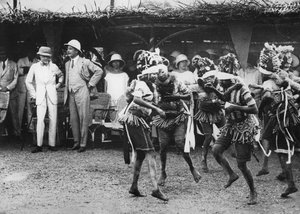 बुंडू जनजाति की लड़कियां राजकुमार, फ्रीटाउन, सिएरा लियोन, 1925 से पहले नृत्य करती हैं