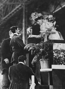 जुलाई 1908 में ओलंपिक मैराथन जीतने के अपने महान प्रयास के लिए महारानी एलेक्जेंड्रा डोरंडो को एक विशेष कप सौंपना।