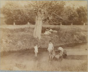 [थ्री चिल्ड्रन एंड ए डॉग प्लेइंग इन द क्रीक, 4 जुलाई, 1883], 1883, 1883। द्वारा थॉमस एकिंस