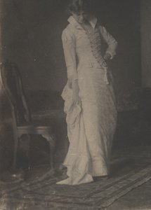 [थॉमस एकिन्स के स्टूडियो में सफेद लेस-चोली पोशाक में महिला], 1880, 1880। द्वारा थॉमस एकिंस