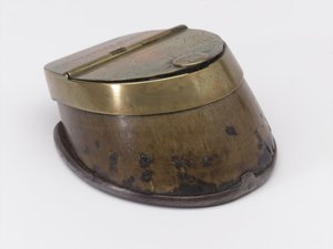 कैप्टन विलियम टायरविट ड्रेक, रॉयल हॉर्स गार्ड्स, c.1829 (इंकवेल, हॉर्स हूफ) से संबंधित हॉर्स खुर इंकवेल