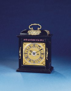 क्वीन ऐनी ने स्ट्राइकिंग ब्रैकेट क्लॉक को पुल क्वार्टर रिपीट, नंबर 376, c.1705 (आबनूस और गिल्ट पीतल) के साथ माउंट किया (यह भी देखें 867499-500)