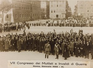"आठवीं कांग्रेस ऑफ मैमेड एंड इनवैलिड्स ऑफ वॉर - रोम, जनवरी 1933 - 11" (बी/डब्ल्यू फोटो) द्वारा अम्बर्टो पल्लेसी