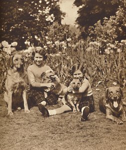 -और फ्रेंड्स, प्रिंसेस एलिजाबेथ एंड मैरी एट रॉयल लॉज, विंडसर, c1936 1937 द्वारा अज्ञात