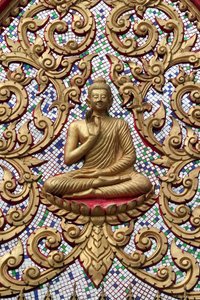 20151102, वांग विएंग, लाओस : प्रवेश द्वार सोने की राहत से अलंकृत। टीचिंग बुद्धा बुद्ध के जीवन में एक विशेष क्षण को दर्शाता है, अर्थात्, बुद्ध ने आत्मज्ञान तक पहुंचने के बाद दिया पहला उपदेश द्वारा अज्ञात