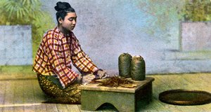 सिगार बनाने वाली एक बर्मी महिला, c1900s द्वारा अज्ञात