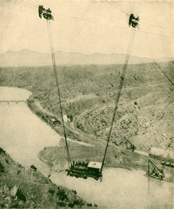 एक ठेकेदार इंजन एक घाटी, रियो ग्रांडे नदी, न्यू मैक्सिको, 1930 के आसपास स्वांग बन रहा है। द्वारा अज्ञात