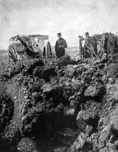 75 वीं की एक फ्रांसीसी बैटरी में एक संकीर्ण बच है, प्रथम विश्व युद्ध, 1915 द्वारा अज्ञात