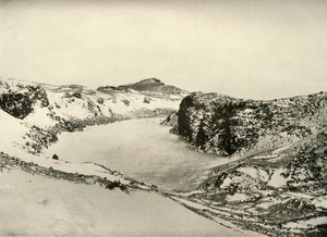 केप बार्ने के पास एक मीठे पानी की झील, c1908, 1909। द्वारा अज्ञात