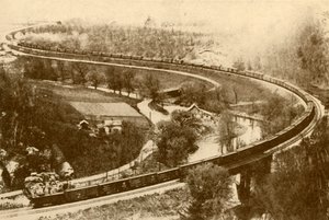 एक इंजन, शिकागो और उत्तर पश्चिम रेलवे, 193 के द्वारा फिफ्टी-फोर वैन ड्रॉ की एक विशाल माल ट्रेन द्वारा अज्ञात