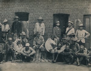 ए ग्रुप ऑफ़ अफ्रिकनर्स एंड ज़ूलस, c1900। द्वारा अज्ञात