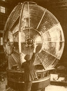 ग्रुप फ्लैशिंग लेंस के साथ एक लाइटहाउस लालटेन, c1930। द्वारा अज्ञात